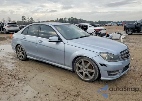 2014 Mercedes-Benz C 250 z USA, uszkodzony, nr VIN WDDGF4HB4EG245351